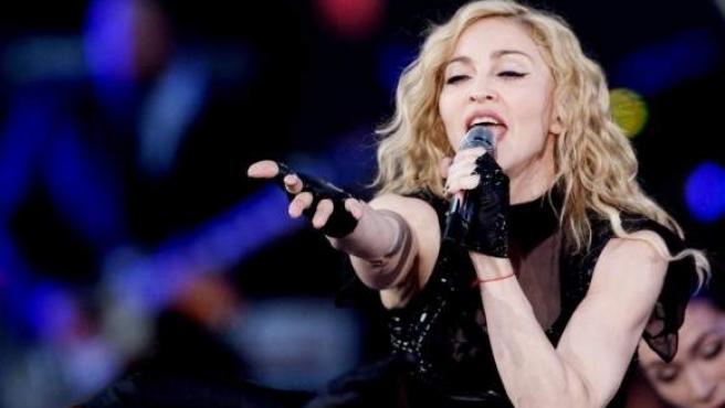 madonna-rodilla-concierto https://www.20minutos.es/noticia/4151779/0/el-problema-de-rodillas-de-madonna-la-obliga-a-acabar-su-concierto-con-baston/