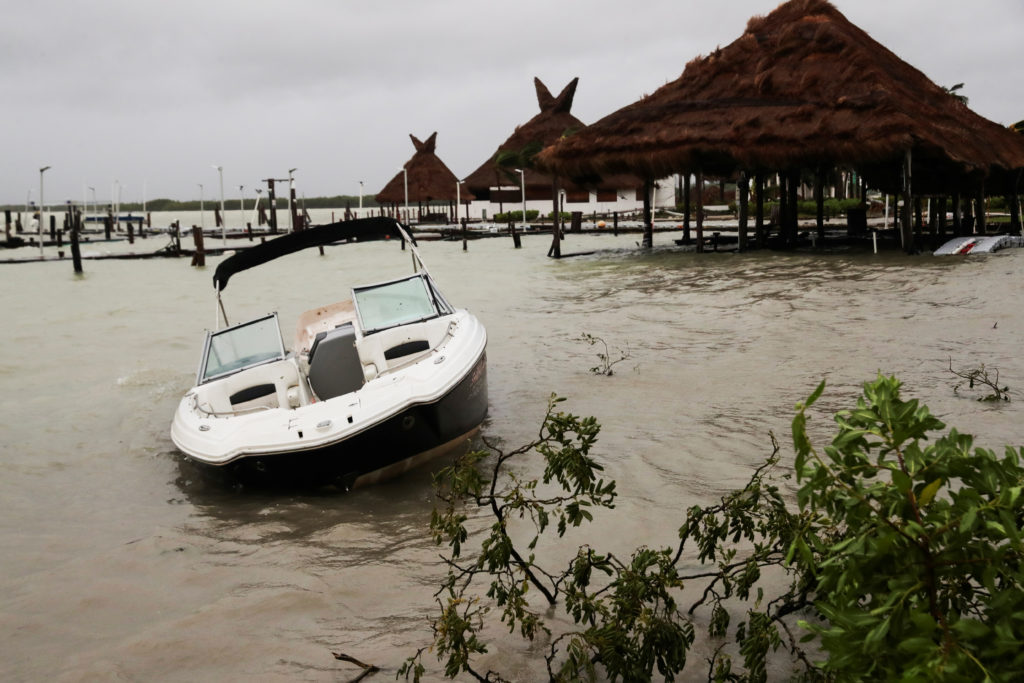 35+ Huracan Delta Playa Del Carmen Background